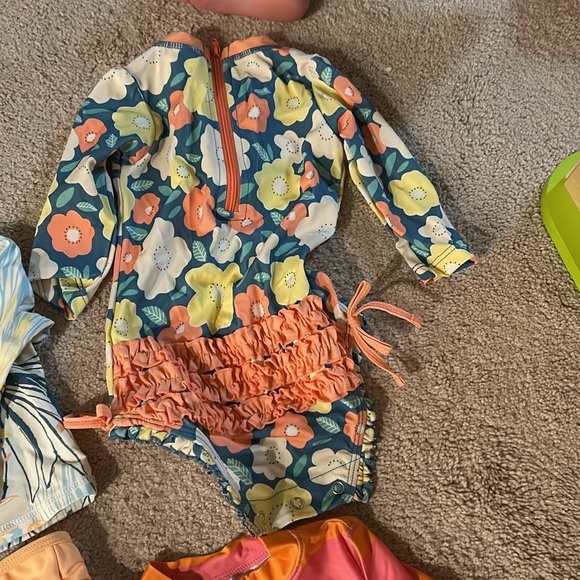 3 Bathing suits - Picture 7 of 9